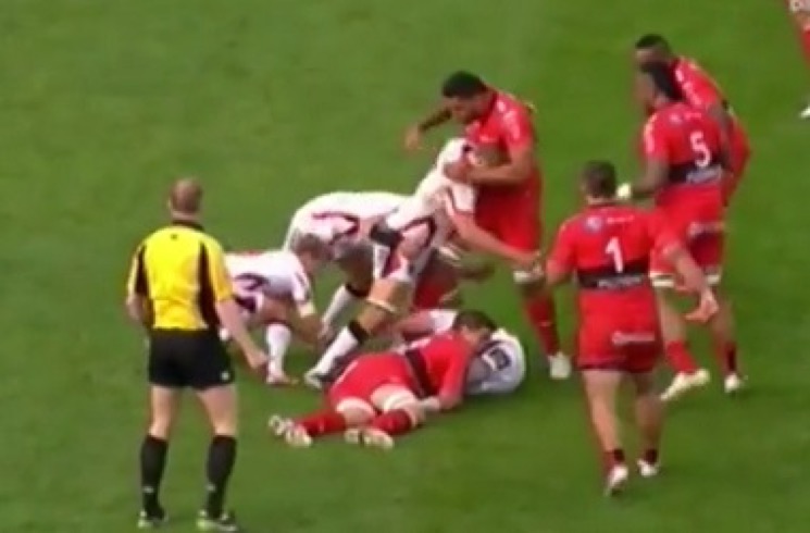 Vidéo: Le coup de pied involontaire de Taofifenua dans la tête d’Olding (Ulster)