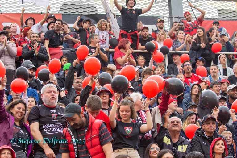 Supporters du RCT avec des ballons rouges et noirs à Mayol, 2023