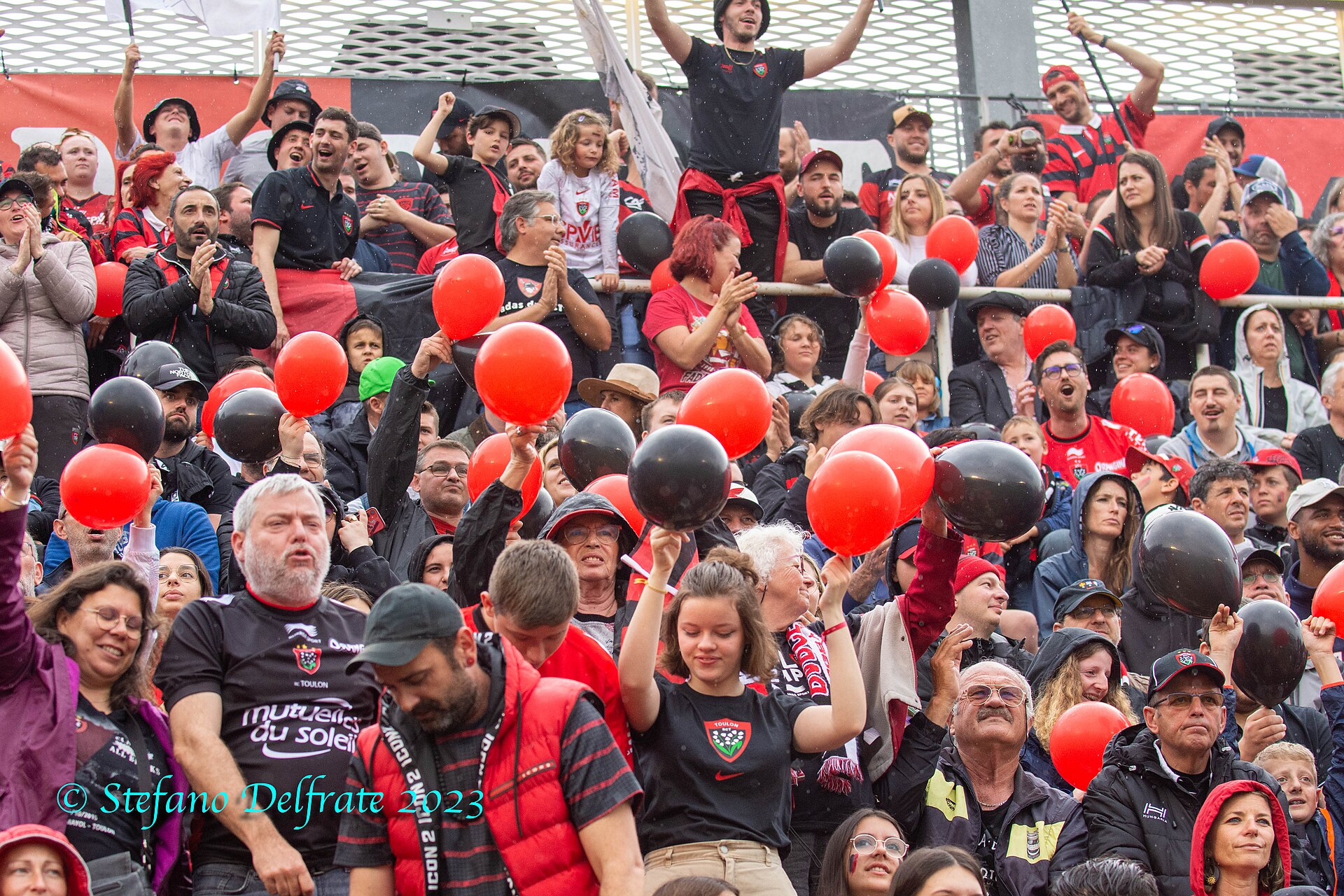 Supporters du RCT avec des ballons rouges et noirs à Mayol, 2023